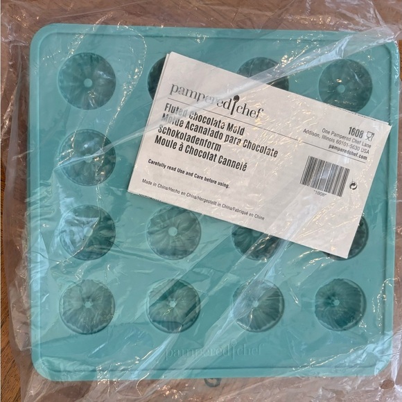 New & sealed pampered chef fluted chocolate mold - Picture 3 of 3